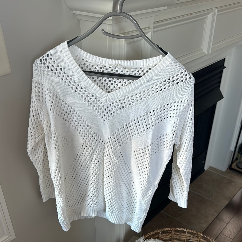 Two by Vince Camuto White V-Neck Sweater with Loose Knit Design